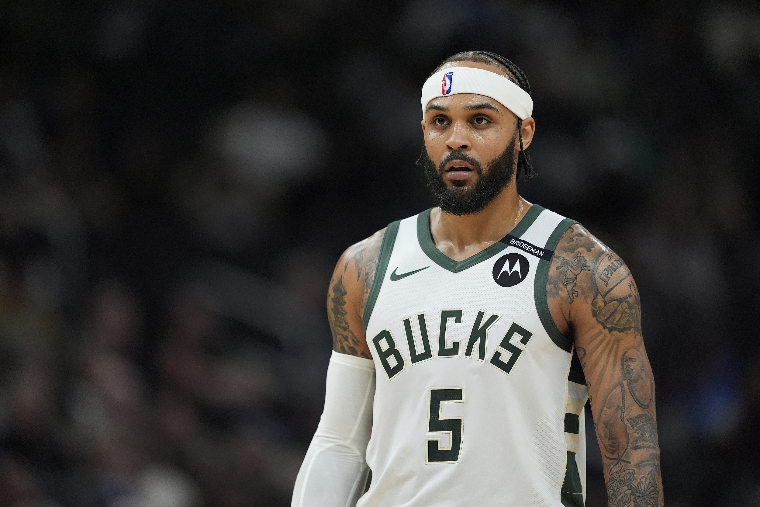 爱游戏平台-NBA常规赛赛程吃紧;密尔沃基雄鹿今晚战术微调;话题不断;更衣室氛围转暖的简单介绍